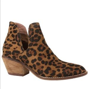 Adorable leopard booties